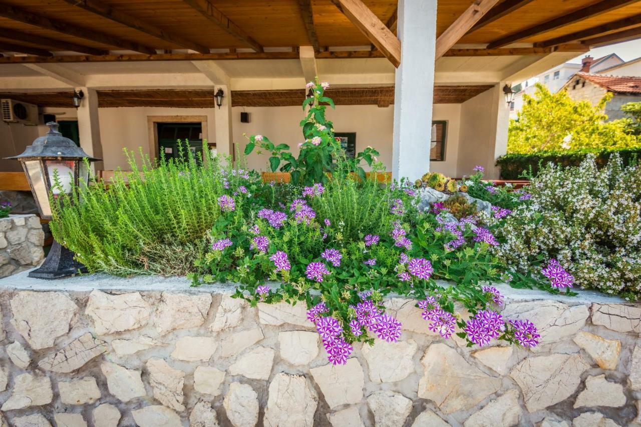 Apartments Galeb Blace Exterior foto