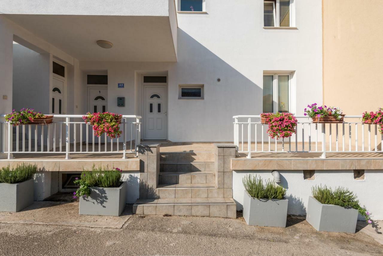 Apartments Galeb Blace Exterior foto