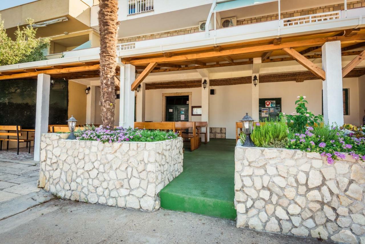 Apartments Galeb Blace Exterior foto