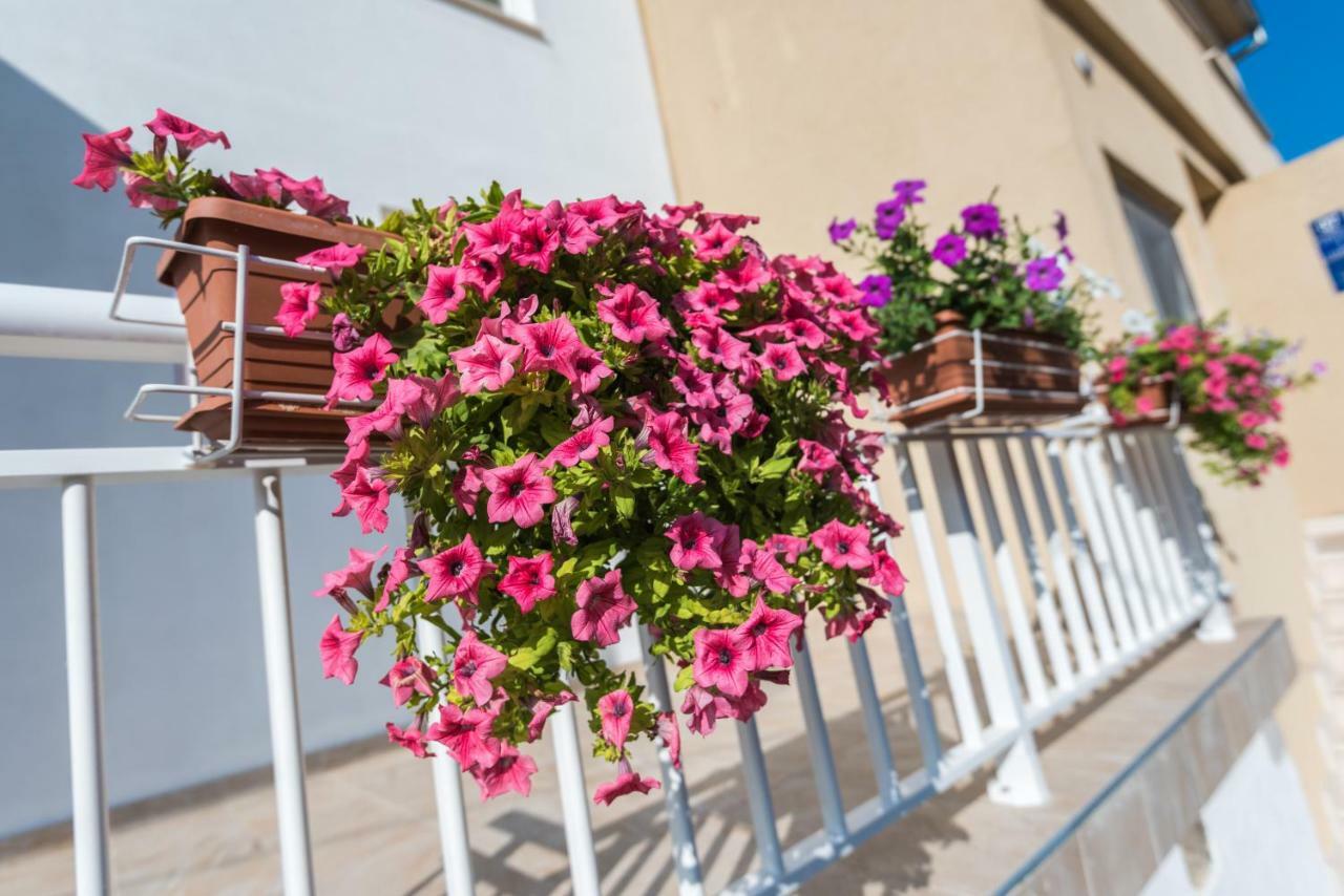 Apartments Galeb Blace Exterior foto