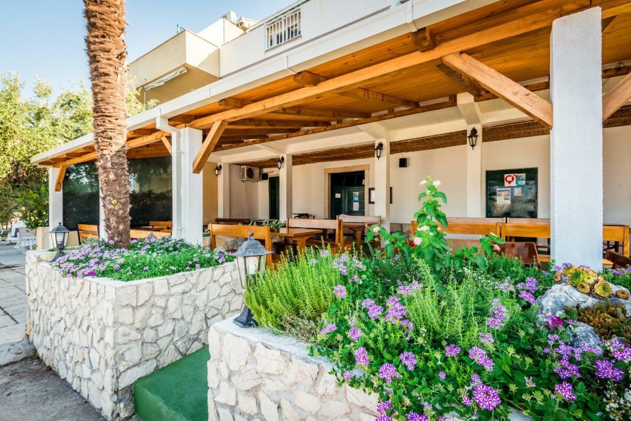 Apartments Galeb Blace Exterior foto